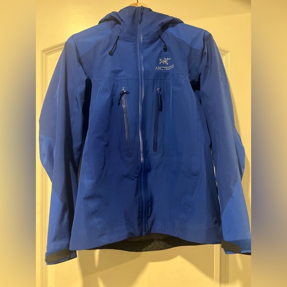 Arc’teryx Alpha AR women’s gore-tex jacket in somerset blue. - Picture 1 of 6
